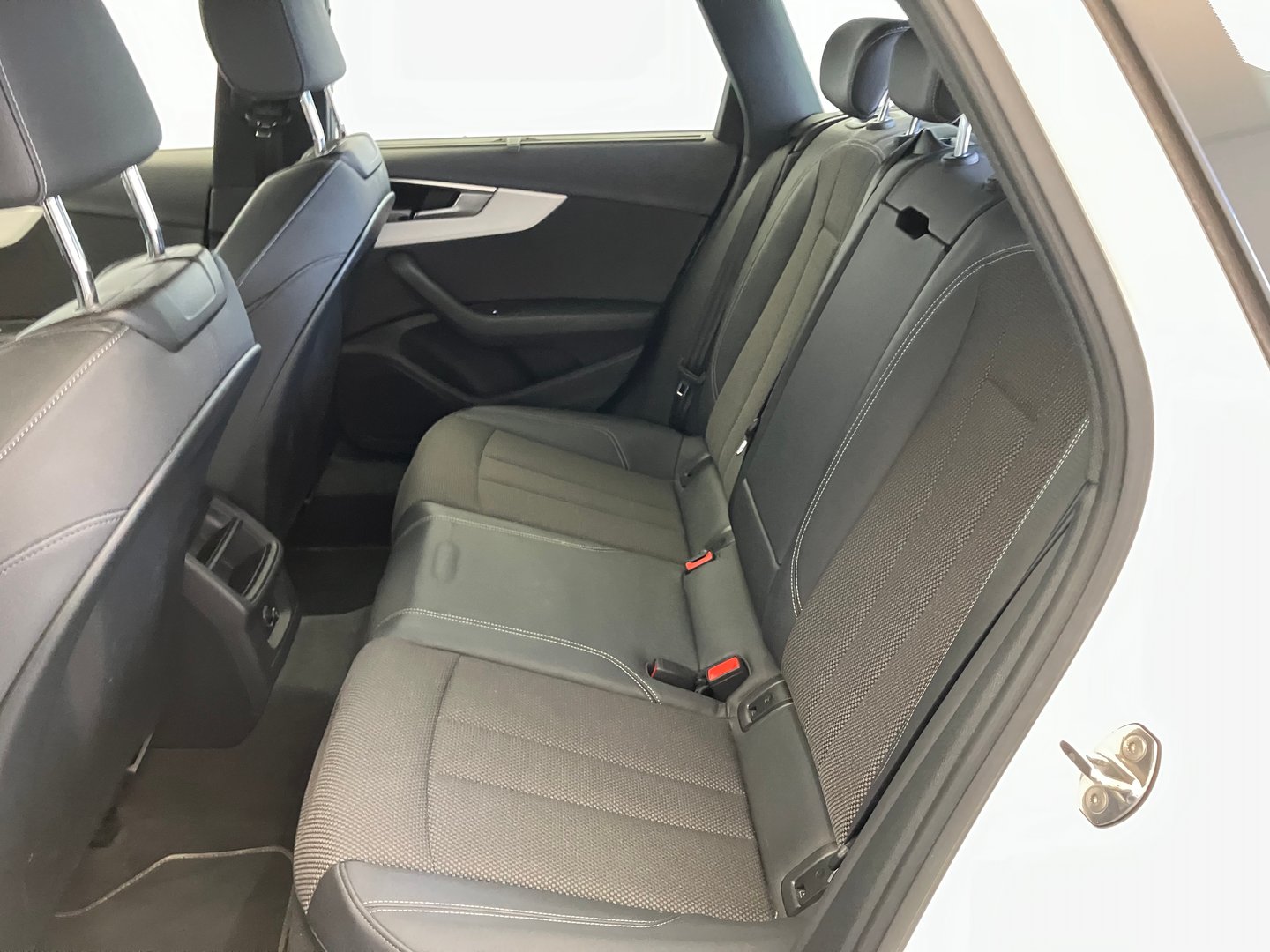 Audi A4 Avant 40 TDI quattro S line | Bild 24 von 29