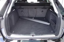 Audi A4 Avant 2.0 TDI quattro in 0E Mythosschwarz Metallic