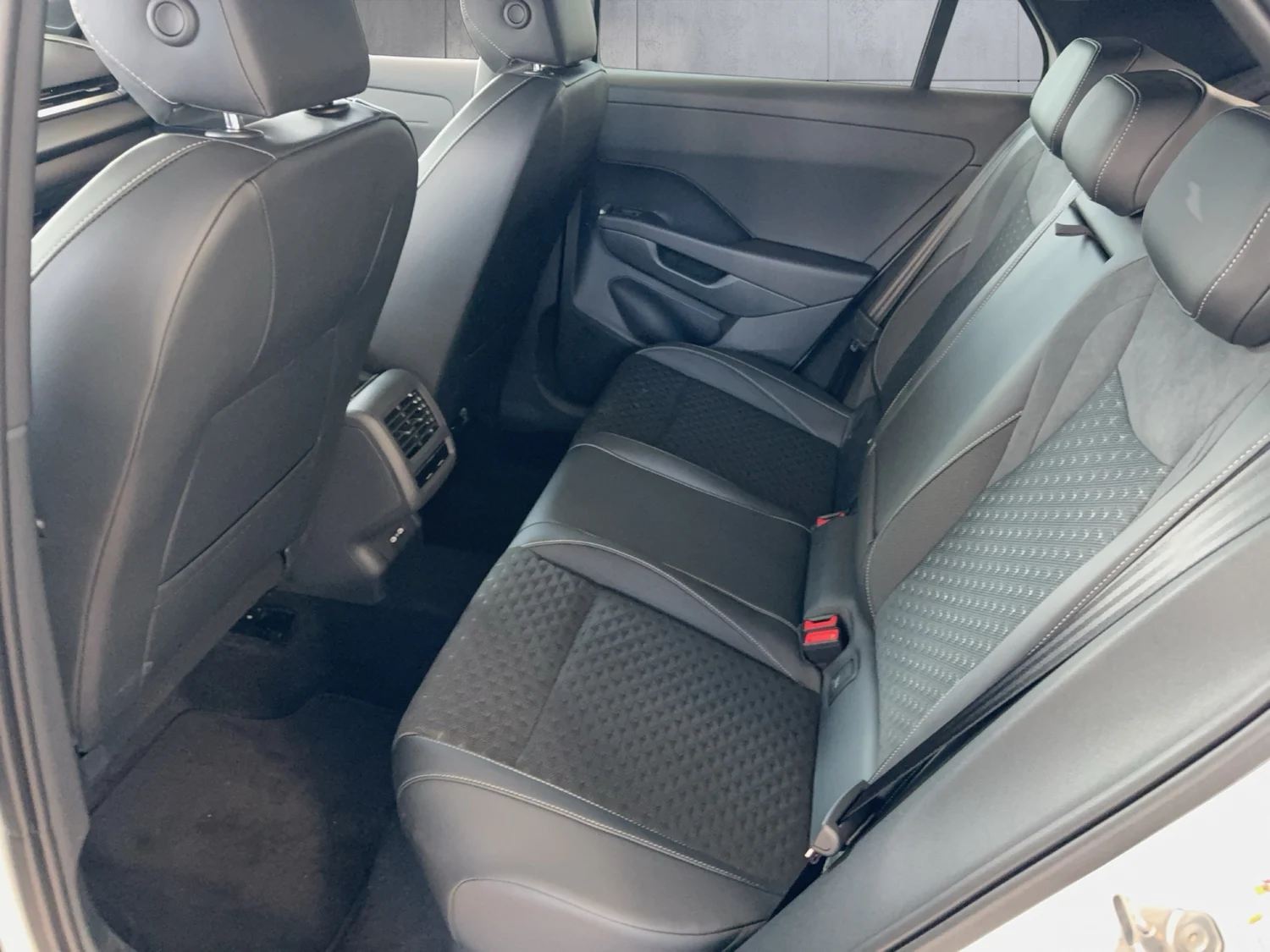 Bild eines VW T-Roc R-Line eTSI DSG