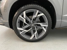 Škoda Karoq 4x4 Sportline TDI DSG in 5X Graphite-Grau Metallic