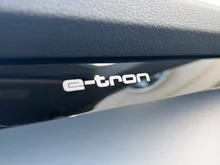 Audi e-tron Sportback 55 300 kW Business in Brillantschwarz