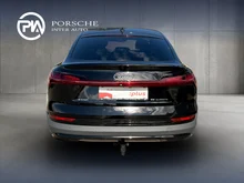 Audi e-tron Sportback 55 300 kW Business in Brillantschwarz
