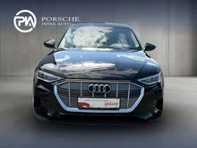 Audi e-tron Sportback 55 300 kW Business in Brillantschwarz