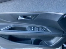 Peugeot 3008 1,2 PureTech 130 S&S ECO Allure in schwarz - metallic