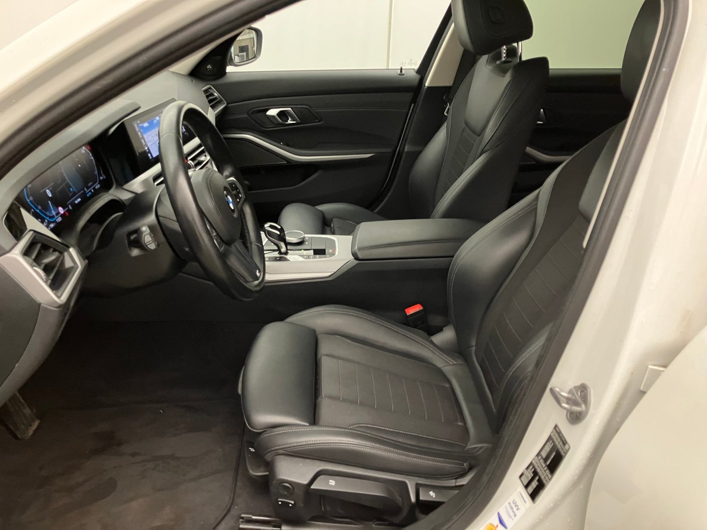 BMW 318d 48 V Aut. | Bild 11 von 31