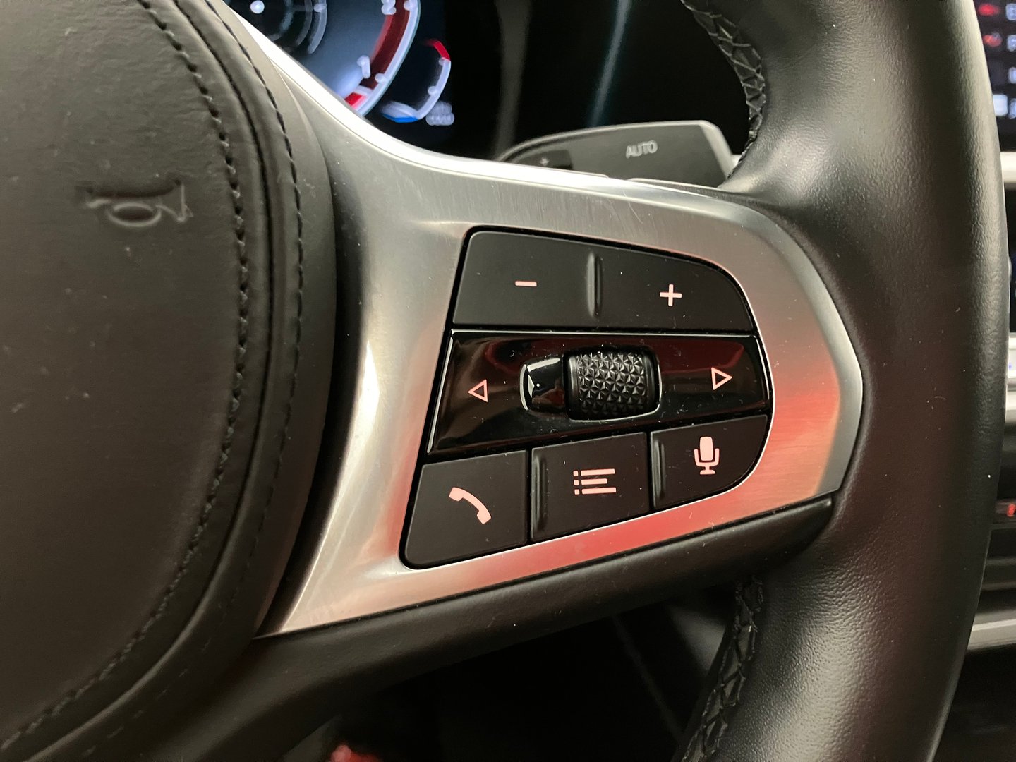 BMW 318d 48 V Aut. | Bild 17 von 31