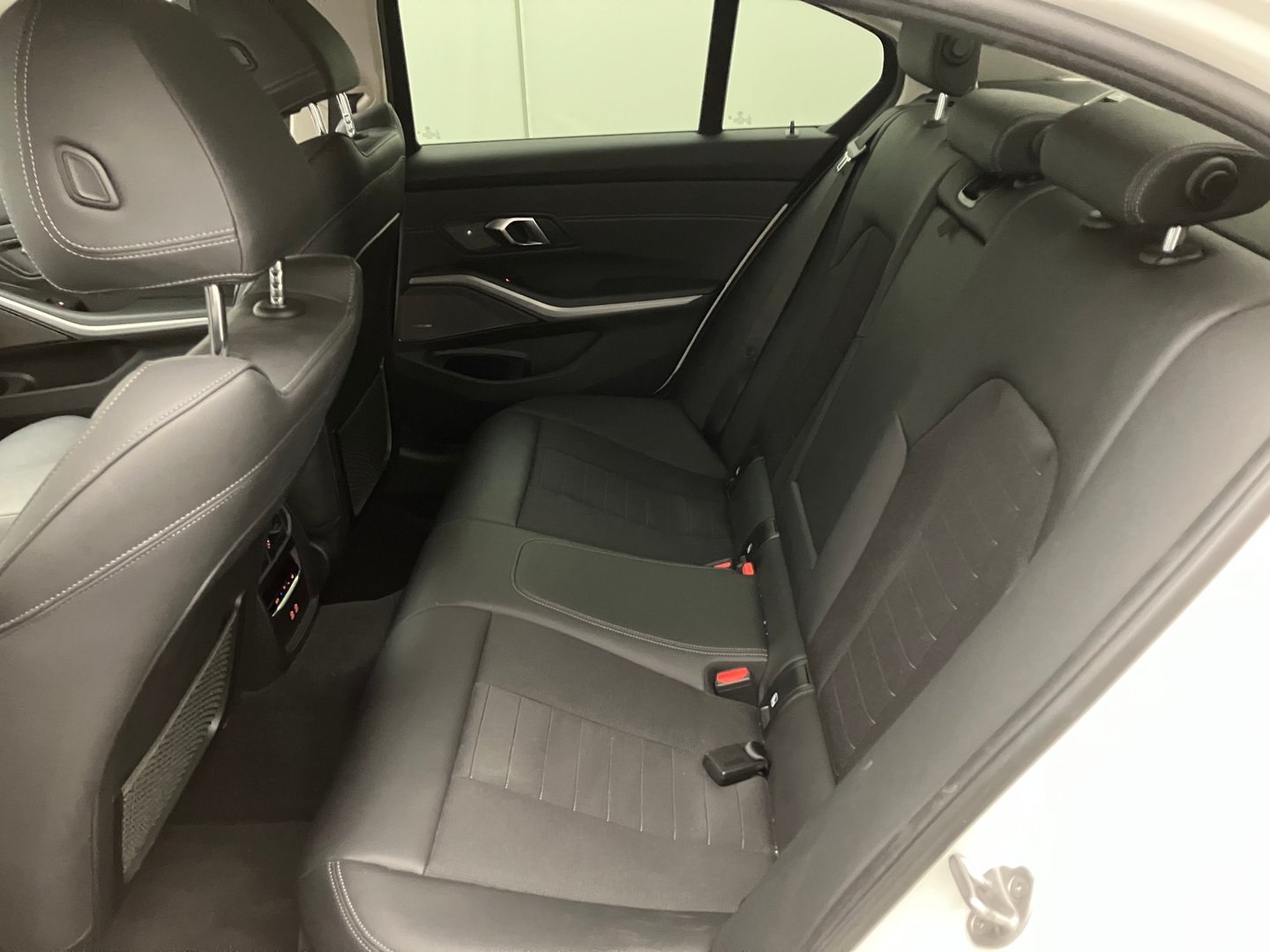 BMW 318d 48 V Aut. | Bild 26 von 31