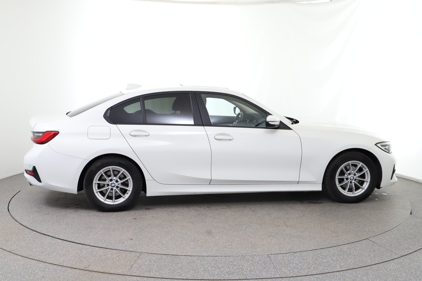 BMW 318d 48 V Aut. | Bild 6 von 31