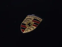 Porsche Taycan 4S Cross Turismo in schwarz