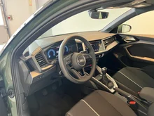 Audi A1 Sportback 25 TFSI intense in Distriktgrün Metallic