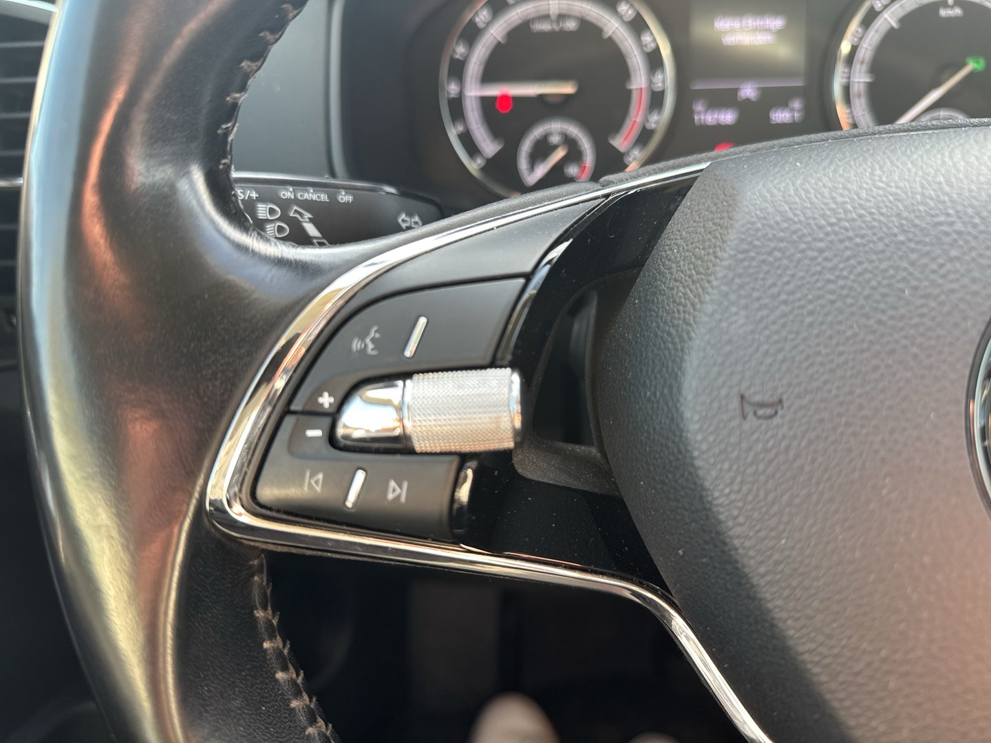 Škoda KAROQ 4x4 Ambition SC TDI DSG | Bild 15 von 22