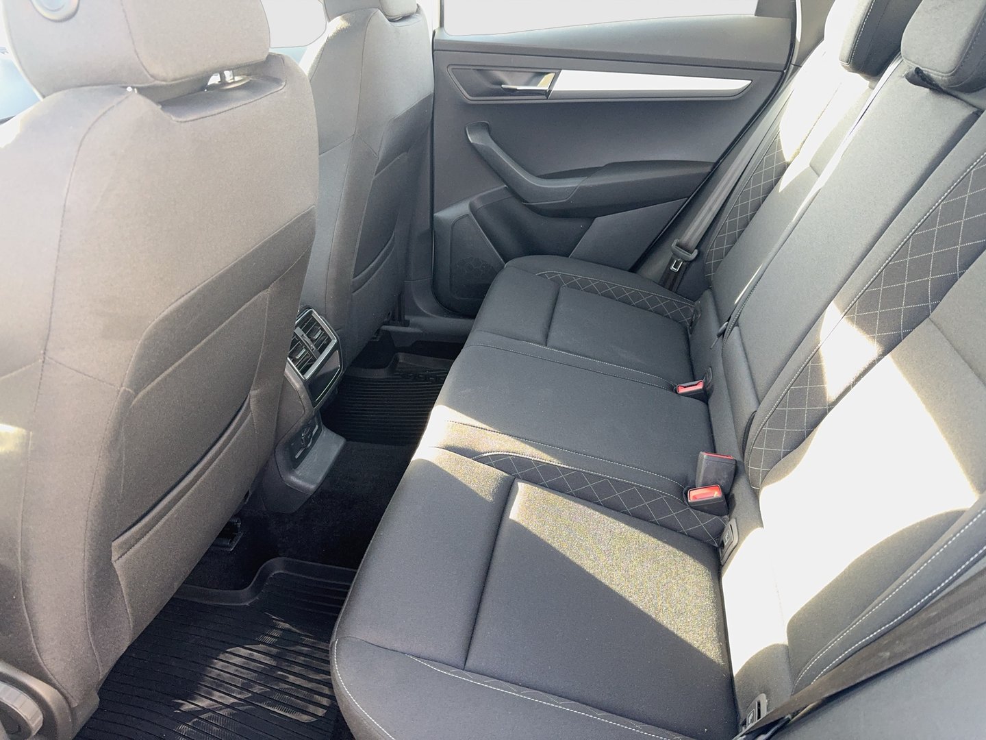 Škoda KAROQ 4x4 Ambition SC TDI DSG | Bild 10 von 22