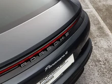 Porsche Panamera 4 E-Hybrid in hellgrau - metallic