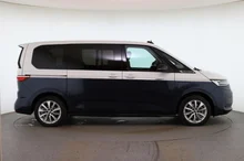 VW Multivan Style eHybrid 180 kW 4MOTION in Candyweiß / Starlight Blue Metallic