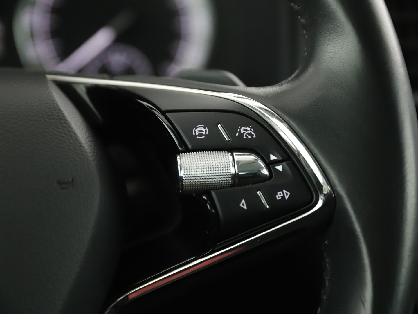Škoda KAROQ Ambition SC TDI DSG | Bild 14 von 22