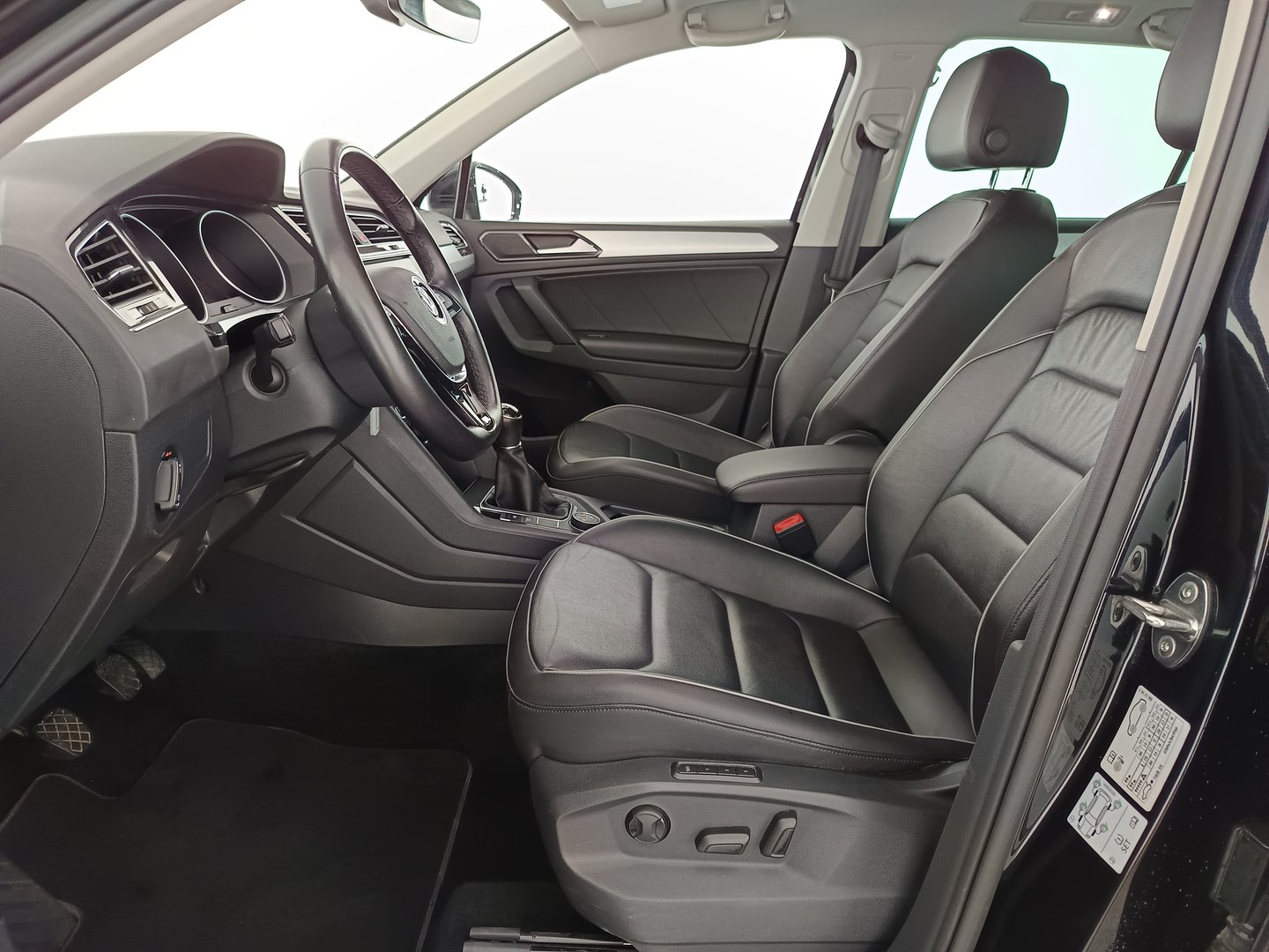 VW Tiguan Comfortline TDI SCR 4MOTION | Bild 13 von 33