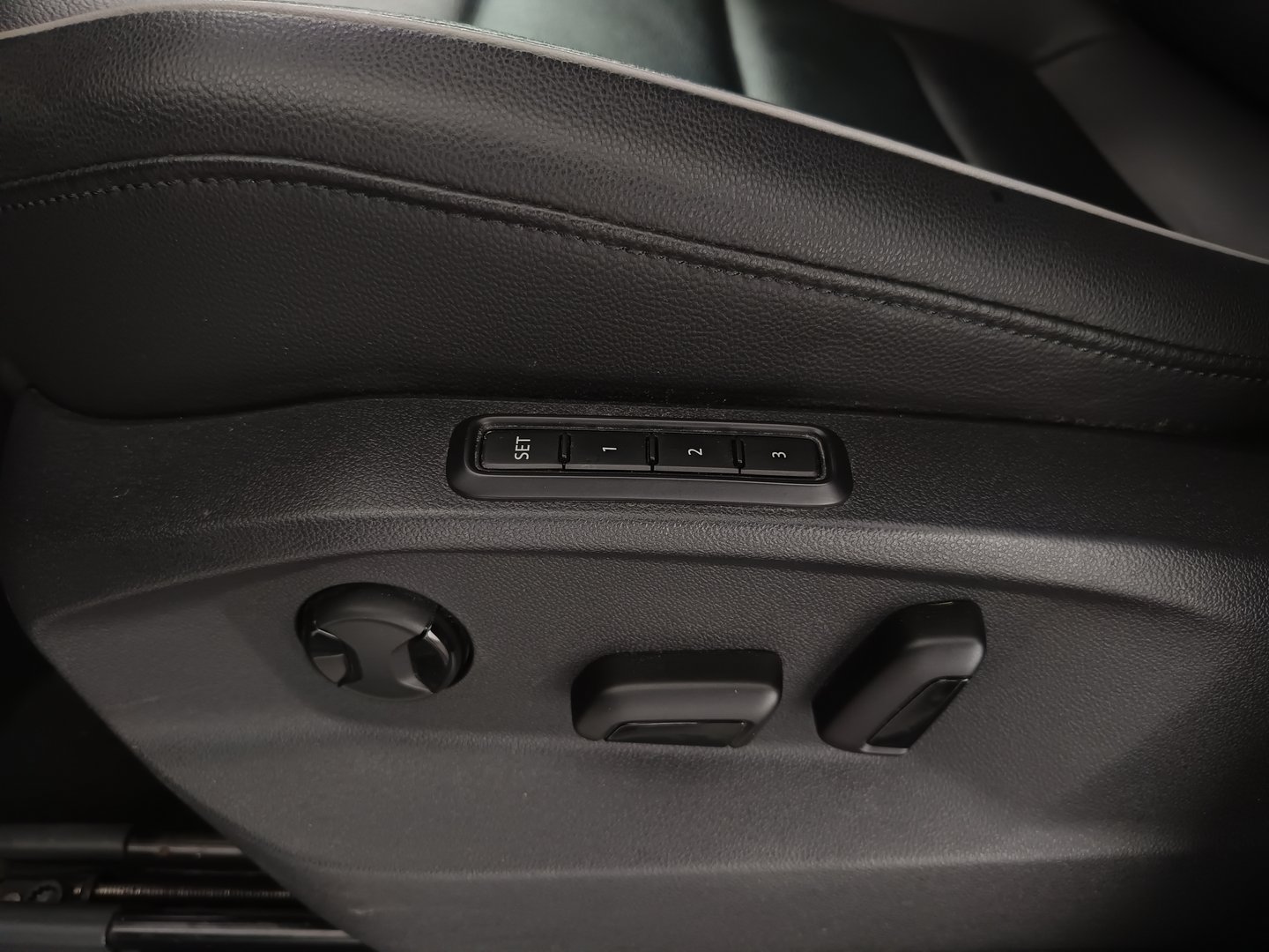 VW Tiguan Comfortline TDI SCR 4MOTION | Bild 31 von 33