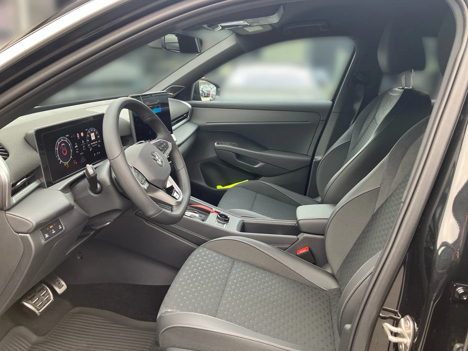 Bild eines VW T-Roc R-Line eTSI DSG