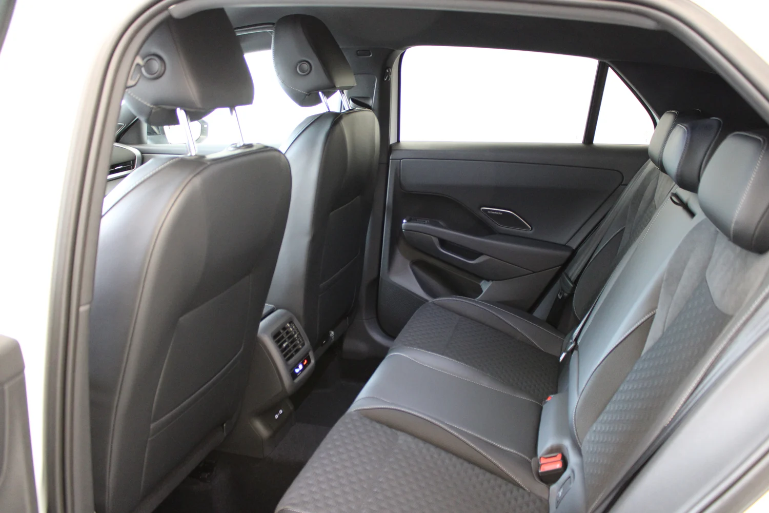 Bild eines T-Roc R-Line eTSI DSG