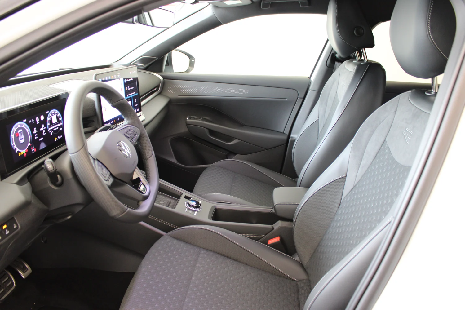 Bild eines T-Roc R-Line eTSI DSG