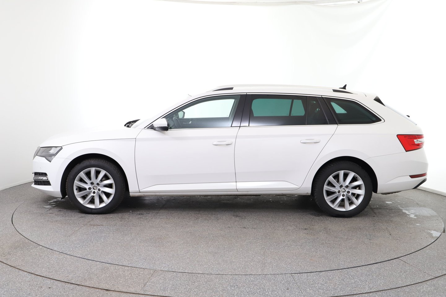 Škoda SUPERB Combi 4x4 Style TDI DSG | Bild 2 von 26