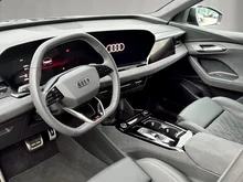 Audi Q6 e-tron quattro in Mythosschwarz Metallic