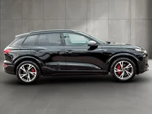 Audi Q6 e-tron quattro in Mythosschwarz Metallic