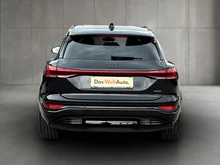 Audi Q6 e-tron quattro in Mythosschwarz Metallic