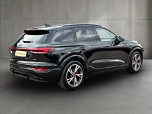 Audi Q6 e-tron quattro in Mythosschwarz Metallic