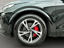 Audi Q6 e-tron quattro in Mythosschwarz Metallic