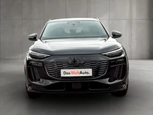 Audi Q6 e-tron quattro in Mythosschwarz Metallic
