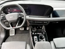 Audi Q6 e-tron quattro in Mythosschwarz Metallic