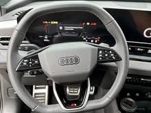 Audi Q6 e-tron quattro in Mythosschwarz Metallic