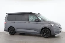VW California Beach Camper eHyb. 180 kW 4M in Puregrey / Dach Deepblack Perleffekt