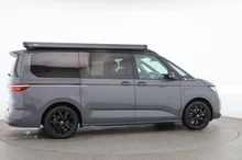 VW California Beach Camper eHyb. 180 kW 4M in Puregrey / Dach Deepblack Perleffekt