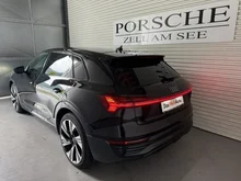 Audi Q8 55 e-tron quattro business in Mythosschwarz Metallic