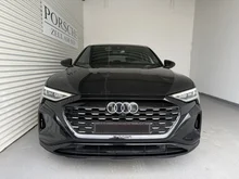 Audi Q8 55 e-tron quattro business in Mythosschwarz Metallic