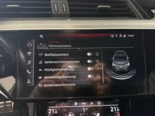 Audi Q8 55 e-tron quattro business in Mythosschwarz Metallic