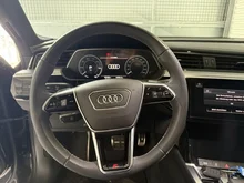 Audi Q8 55 e-tron quattro business in Mythosschwarz Metallic