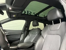 Audi Q8 55 e-tron quattro business in Mythosschwarz Metallic