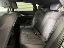 Audi Q8 55 e-tron quattro business in Mythosschwarz Metallic