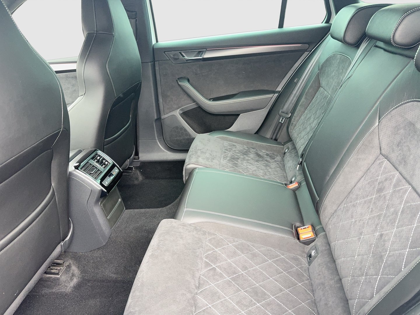 Škoda SUPERB Combi iV SPORTLINE DSG | Bild 19 von 24