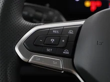 VW Tiguan 2.0 TDI 110 kW R-Line in schwarz - metallic