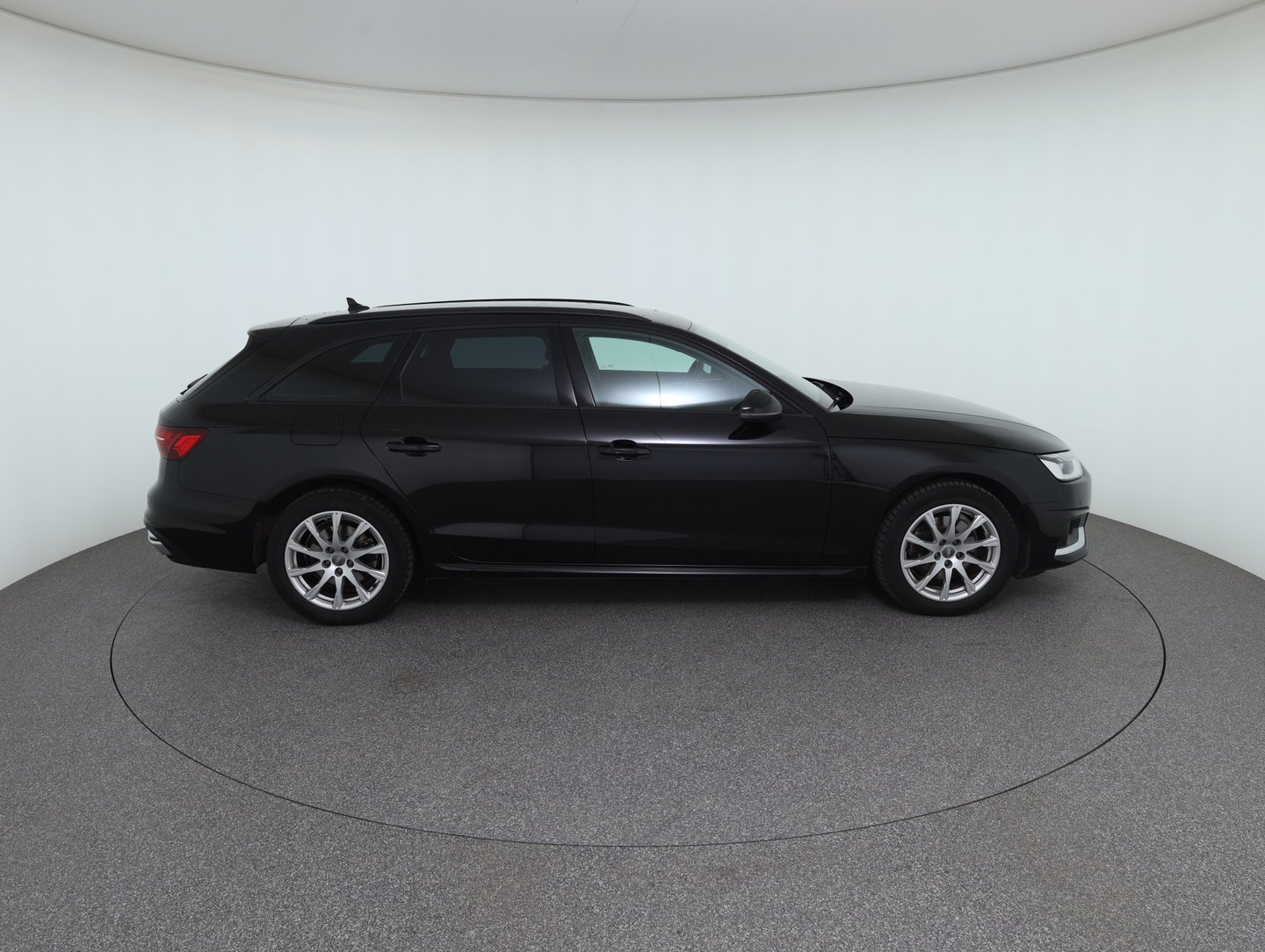 Audi A4 Avant 30 TDI advanced | Bild 4 von 34