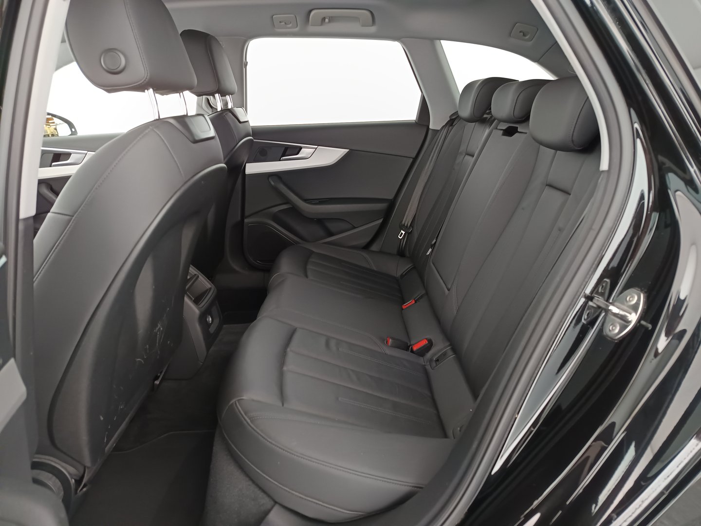 Audi A4 Avant 30 TDI advanced | Bild 30 von 34