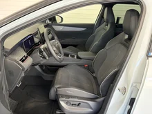 Škoda Peaq Sportline 90x in Moon-Weiß Metallic