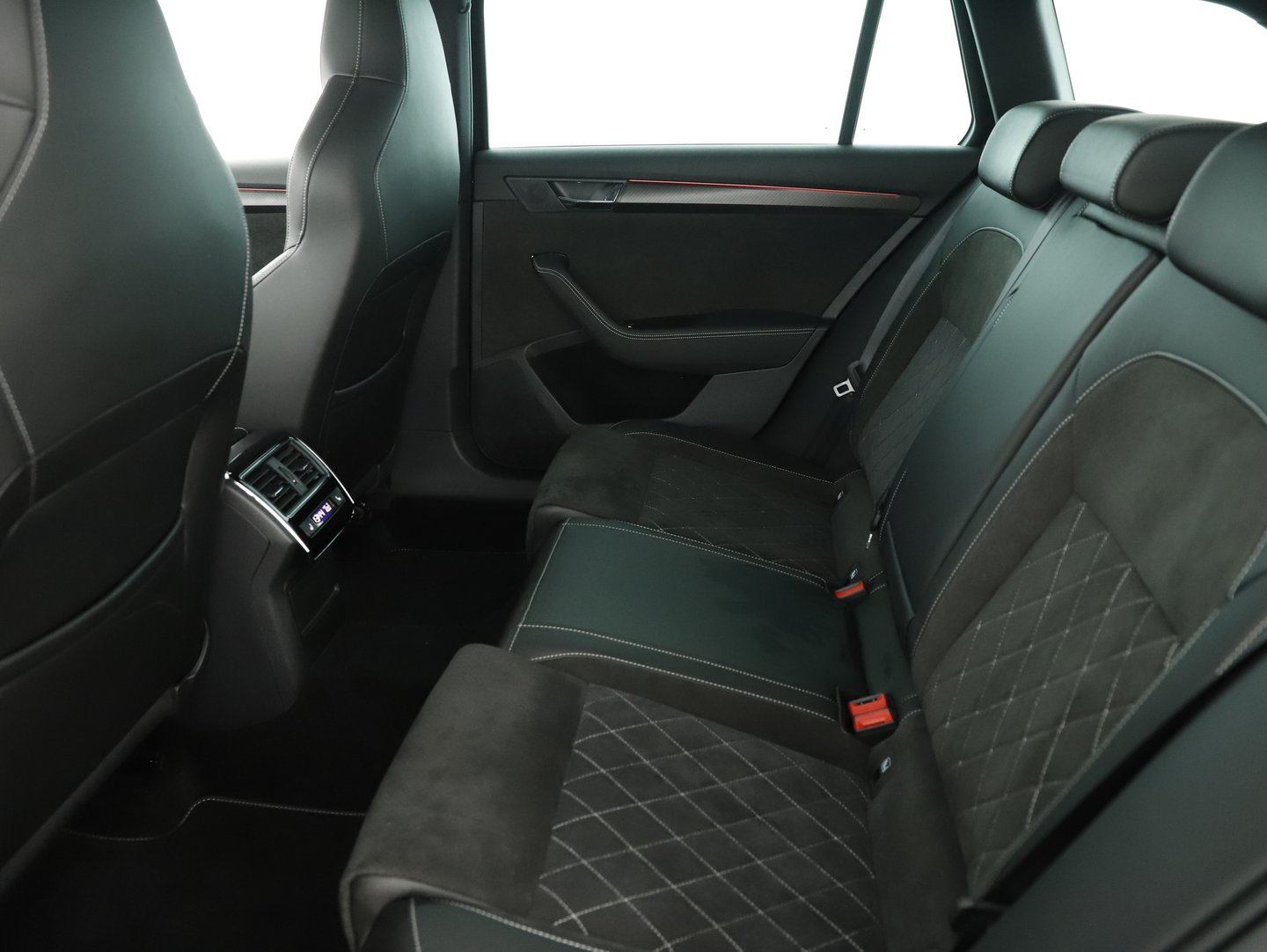 Škoda SUPERB Combi iV SPORTLINE DSG | Bild 10 von 14