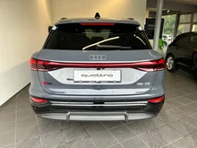 Audi Q6 e-tron quattro business in Magnetgrau