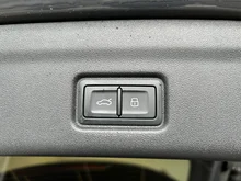 Audi Q6 e-tron quattro business in Magnetgrau