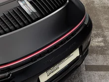 Porsche 911 Carrera 4 GTS Cabriolet in tiefschwarzmetallic